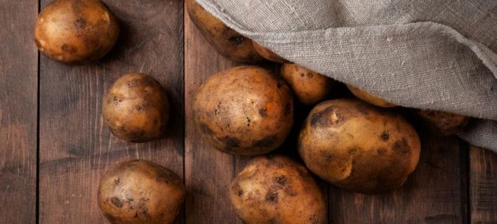 Ο σοβαρός λόγος που δεν πρέπει ποτέ να αποθηκεύεις τις πατάτες σου στο ψυγείο